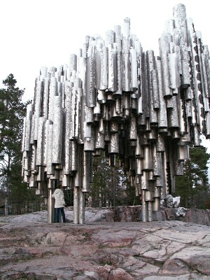 Хельсинки. Памятник Сибелиусу (проект его жены). Трубы - источник звука