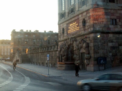 Стокгольм. Велосипедная дорожка на центральной автодороге, справа примыкает дорога